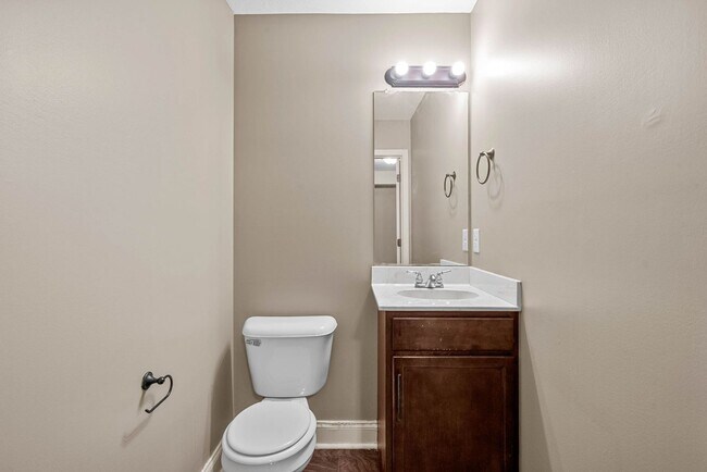 Building Photo - Pet Friendly Two Bedroom!