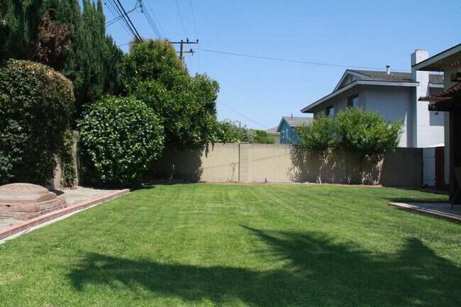 Building Photo - Gorgeous 4 Bedroom, 2 Bath in the Lovely Huntington Beach!