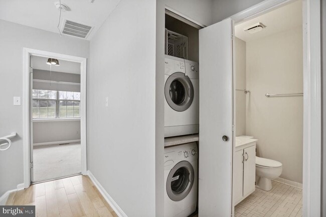 Building Photo - 1603 S Barton St