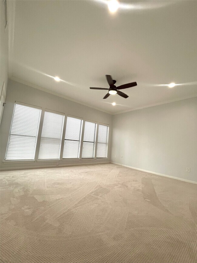 Building Photo - 6000 Sugar Hill Dr