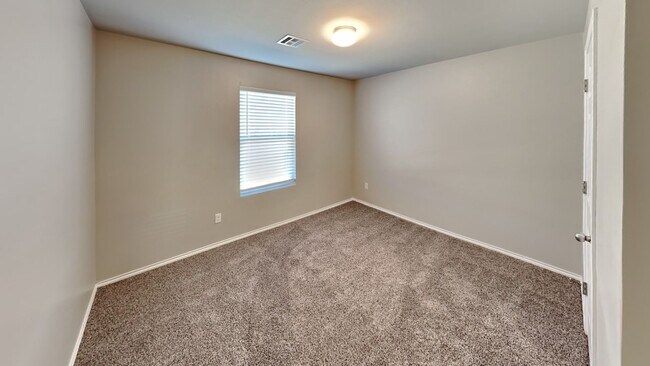 Building Photo - Very Nice 3 Bedroom House in Yukon Schools