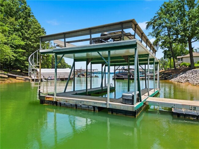 Building Photo - 2115 Kemp Dr
