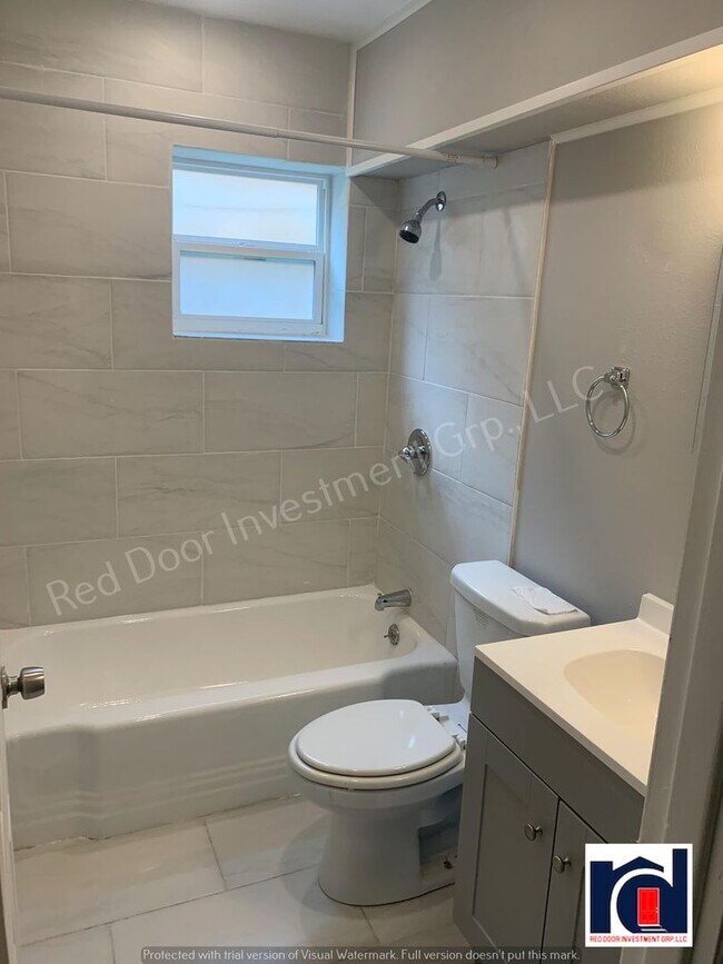 Building Photo - 2 Bedroom 1.5 Bath in the Heart of Downtow...