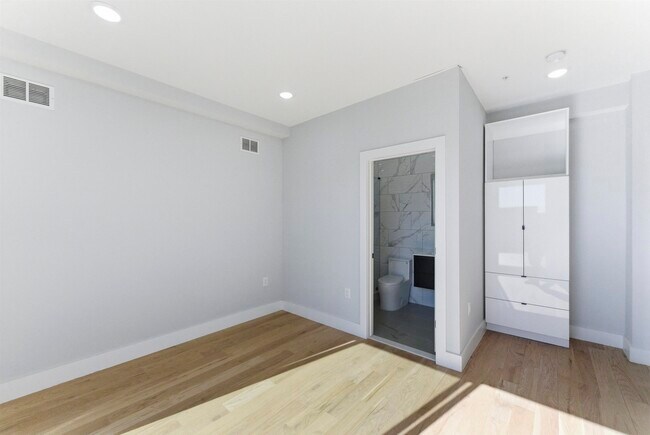 Building Photo - 443 Bergen Ave