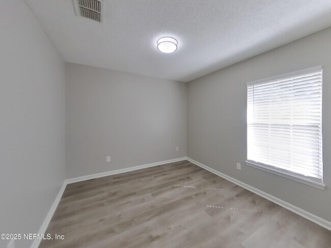 Building Photo - 1020 Woodbridge Hollow N