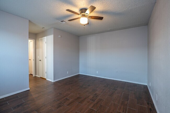 Building Photo - Spacious 1-Bedroom Apartment in South Tulsa | $785 | Mid October