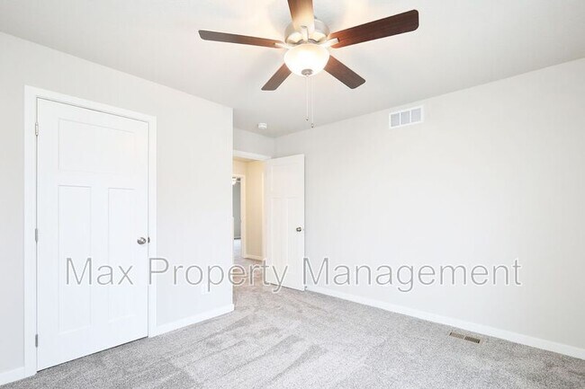 Building Photo - 211 NE Whitetail Dr