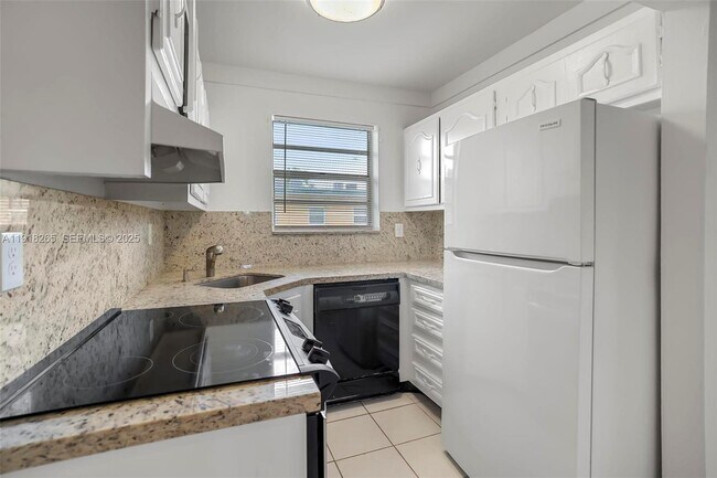 Building Photo - 1975 NE 135th St