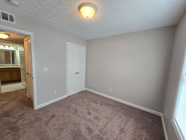 Building Photo - Available IMMEDIATELY!! Updated, 2 Bedroom...