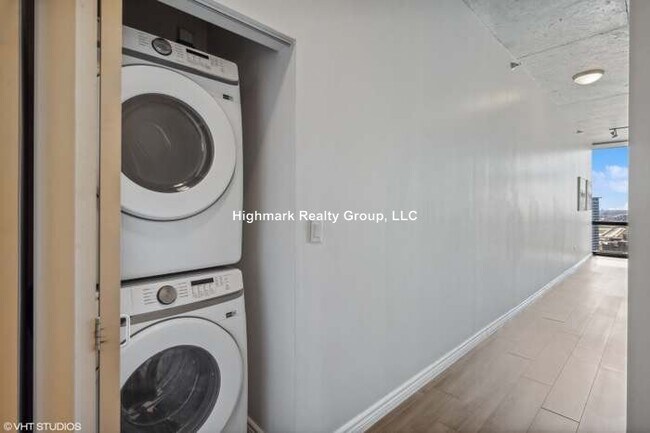 Building Photo - 235 W Van Buren St