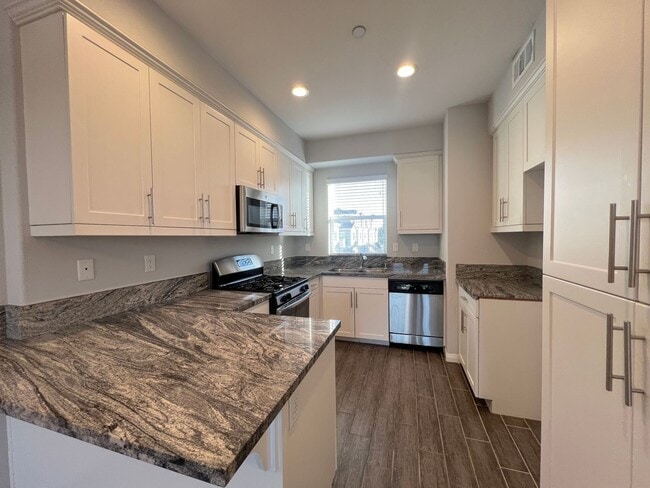 Building Photo - 4 Bedroom townhome available now in Cypress