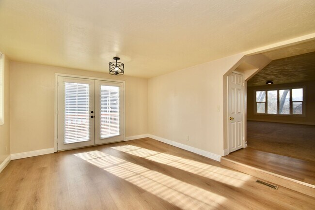 Building Photo - Spacious 5 Bedroom 3 Bathroom Home in Sandy!