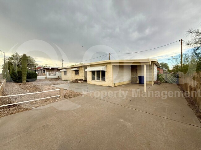 Building Photo - 2120 N 3rd Ave