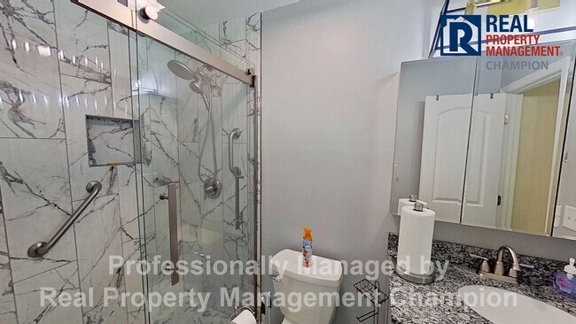 Building Photo - Spacious and Beautifully Updated 3 BD/2 BA Home on Large Lot