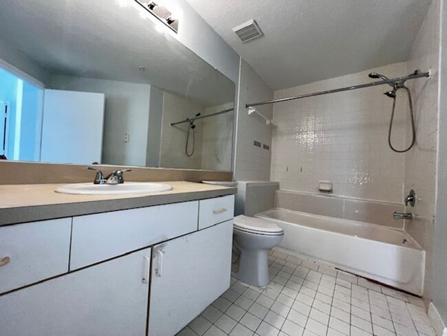 Building Photo - MOVE IN NOW! 2x2 WITH FRESH INTERIOR PAINT & LAMINATE WOOD FLOORING! PRIVATE BALCONY!!!