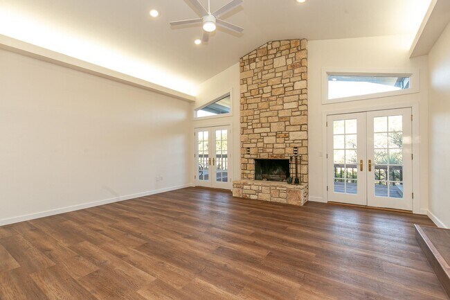Building Photo - 830 Los Escondidos Rd