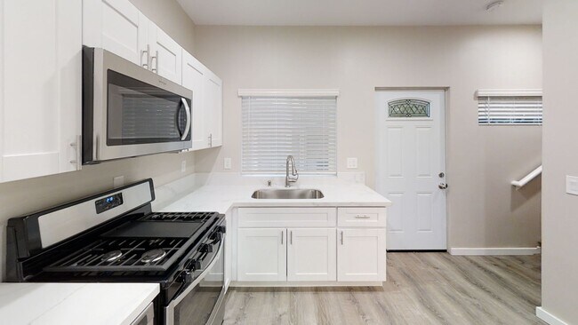 Building Photo - 4BD/2BA on Montezuma! (Lease out, pending ...