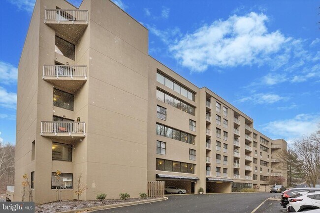 Building Photo - 1704 N Park Dr