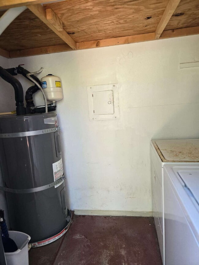 Building Photo - A spacious 3-bed, 2-bath condo is convenie...