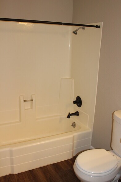 Second Bath -2 - 821 E Fountain St