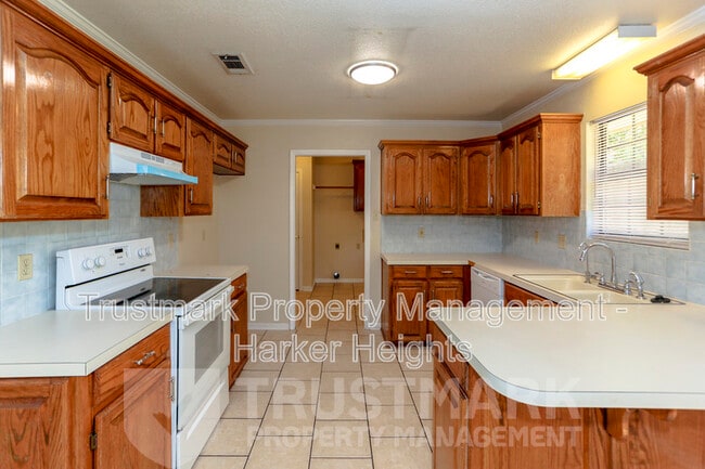 Building Photo - 800 Silver Creek Dr
