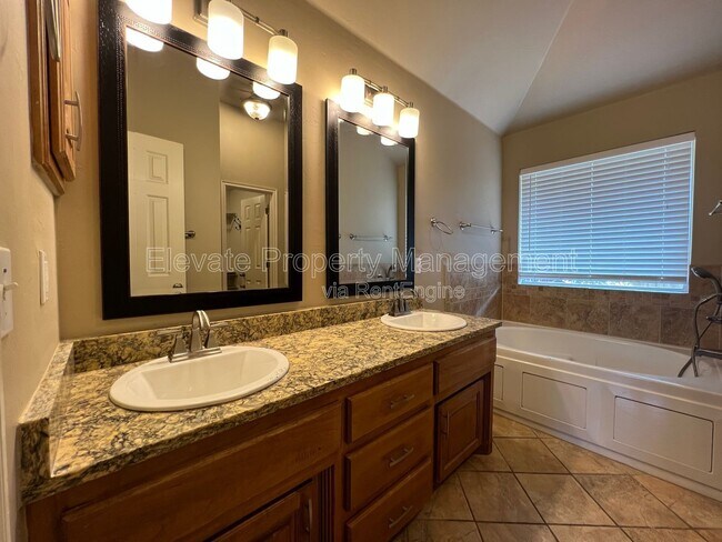 Building Photo - 1709 Del Simmons Dr