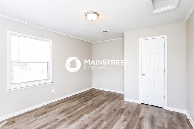 Building Photo - 4 Bedroom Pet-Friendly Home in INDEPENDENCE, MO with Main Street Renewal