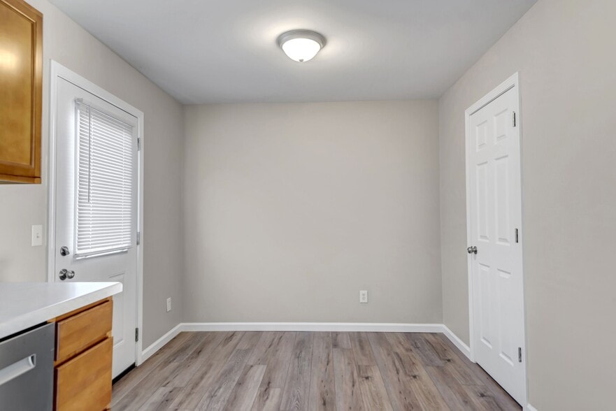 Dining - 21 Nassau Dr