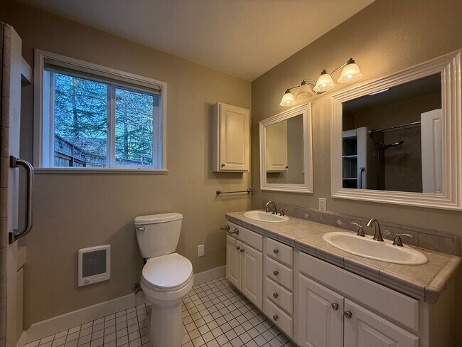 Building Photo - One bedroom/One Bath Apartment with outdoor space on quiet flag lot!  Available Now