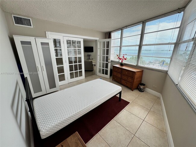 Building Photo - 801 Brickell Bay Dr