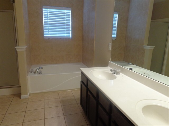 Building Photo - 1049 Vanguard Dr