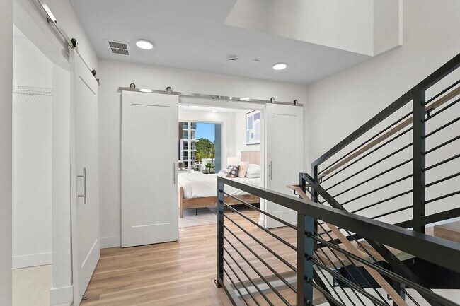 Building Photo - 866 N Osceola Ave