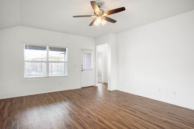 Building Photo - Spacious 3/2 in Kyle with oversized garage