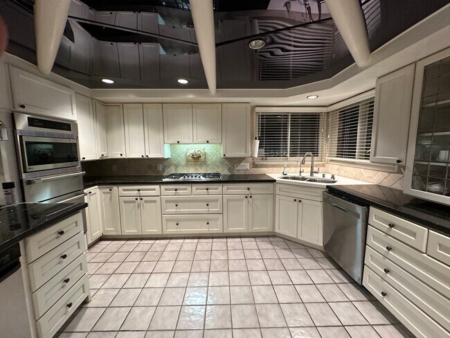 Building Photo - 19 Bronco Dr