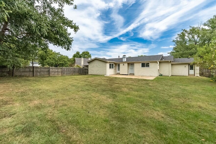 Building Photo - 15451 Duxbury Way