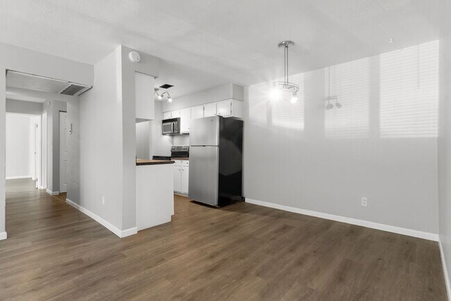 Building Photo - Recently updated 2 bedroom condo with upgr...