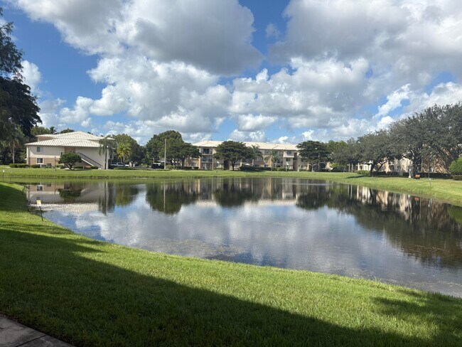 Building Photo - 900 Crestwood Ct S