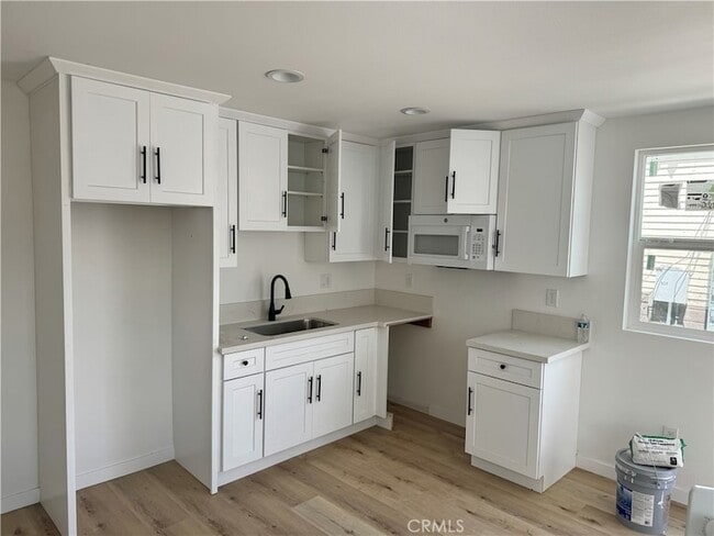 Building Photo - 922 E Lanzit Ave