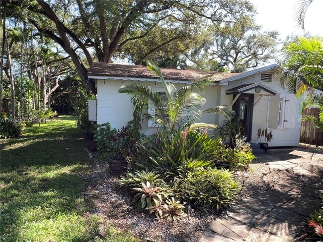 Building Photo - 606 SW 11th St