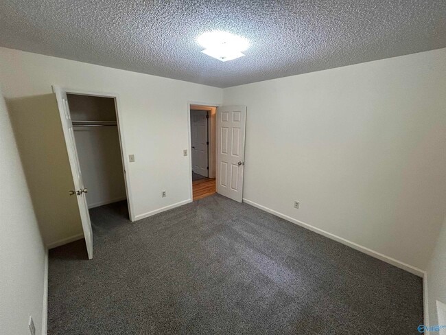 Building Photo - 137 Oakcrest Rd