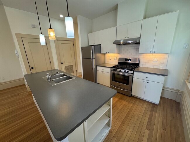 Building Photo - 10 Linwood St