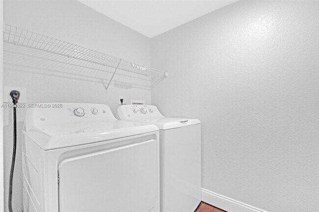 Building Photo - 2586 Centergate Dr