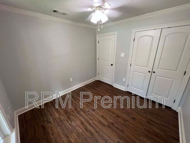 Building Photo - 13235 Country Park Ave