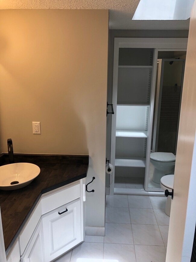 Building Photo - Single Family Home - River Views - Updated Finishes!