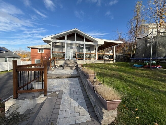 Building Photo - 260 French St