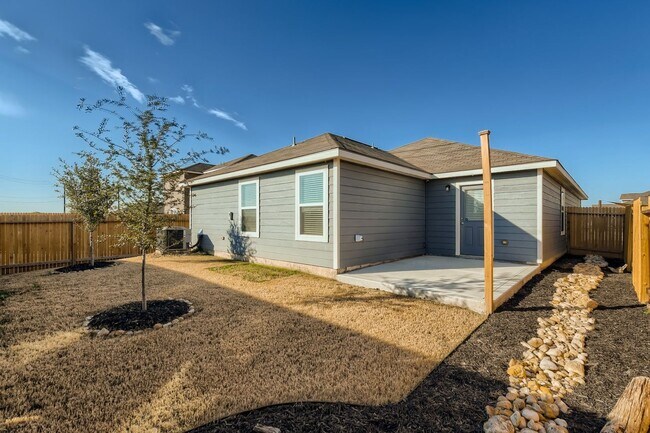Building Photo - 3 bedroom for rent on the far West Side!