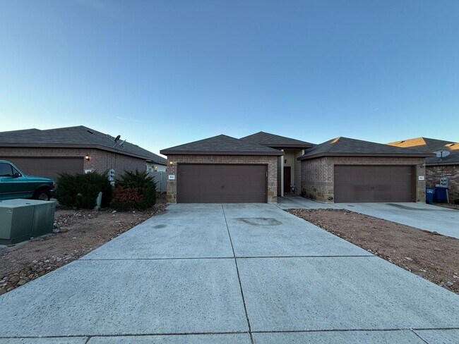 Building Photo - Modern 3bd 2ba Duplex in Prime Location