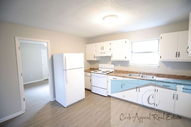 Building Photo - First month move in special $450!! 2-bedroom, 1-bath apt Trumann - HUD accepted