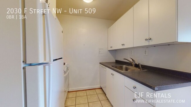 Building Photo - Bright, efficiency w Full Kitchen, Pool, 2...