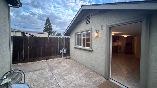 Building Photo - 1404 Teresa St